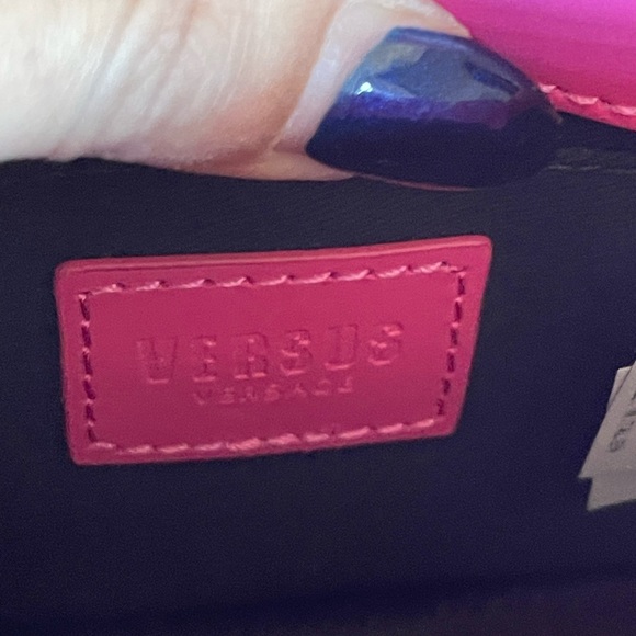 VERSACE VERSUS CRYSTAL LION CLUTCH BAG
IN PINK - Picture 5 of 7